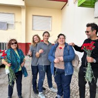 Entrega de cravos nas Instituições e Comércio Local